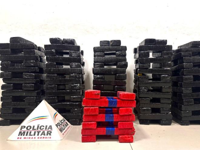 No total foram apreendidas 162 barras de maconha