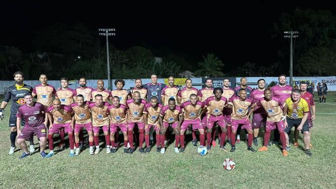 O time posou com estilo de campeão antes do último jogo, que venceu com facilidade por 4 a 1