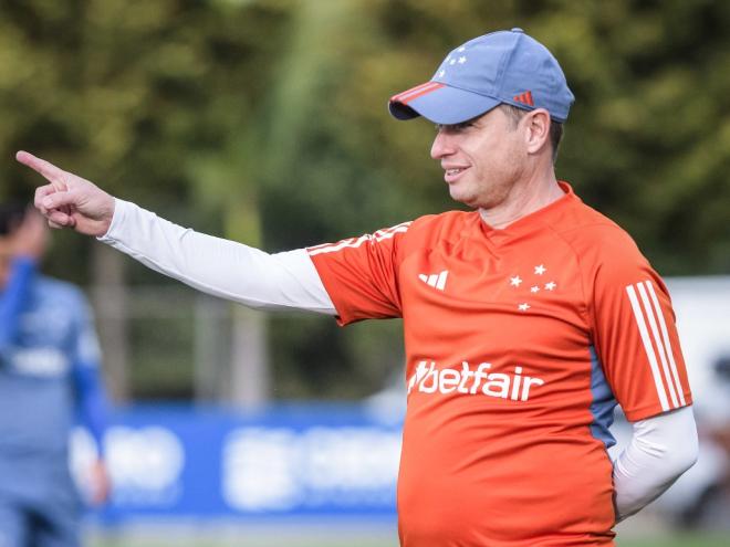 Treinador celeste tem a missão de classificar o time para as quartas de final da Sul-Americana  