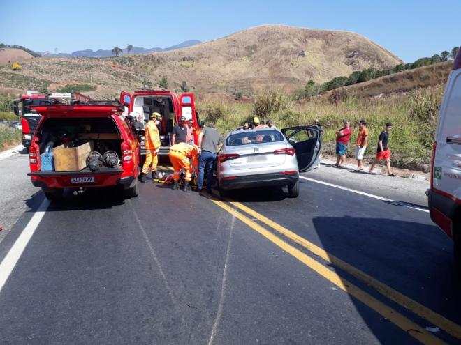Ao chegarem no local, os bombeiros se depararam com os ocupantes da motocicleta já sem sinais vitais