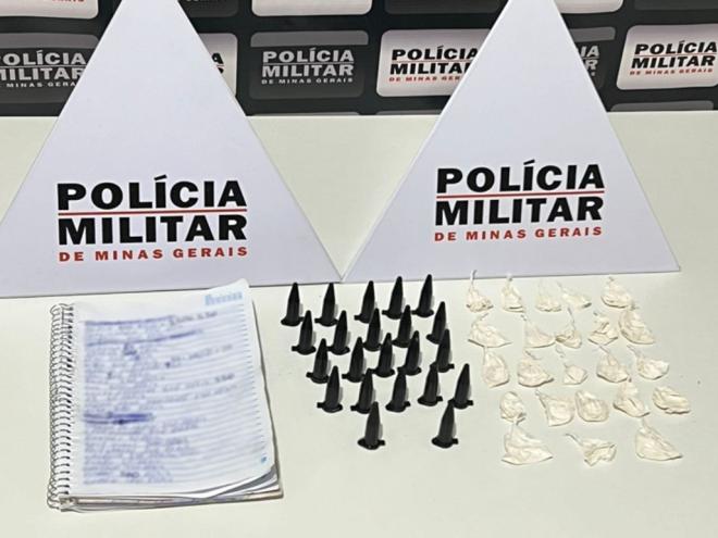 Pinos e papelotes de cocaína apreendidos na casa e no carro da vítima