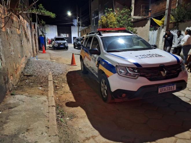A princípio, três pessoas ficaram feridas