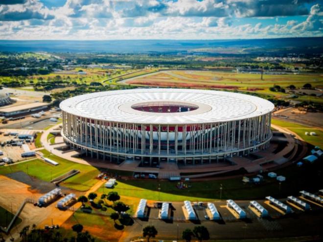 Pela primeira vez desde a reinauguração, o gramado do estádio está sendo todo trocado 