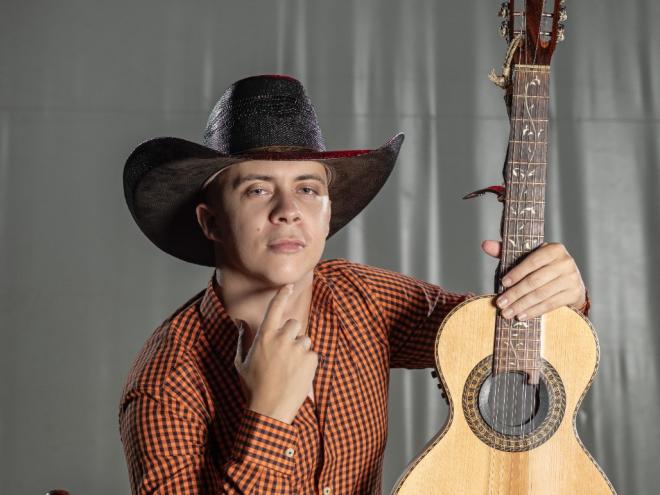 O violeiro Hyuri Luna faz shows na programação especial