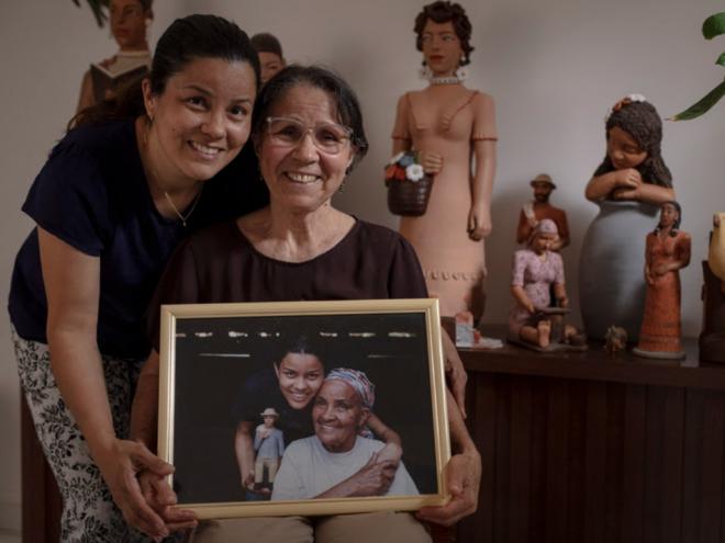 Dona Izabel, que morreu em 2014, passou o saber na produção de bonecas para a filha Glória e a neta Andréia
