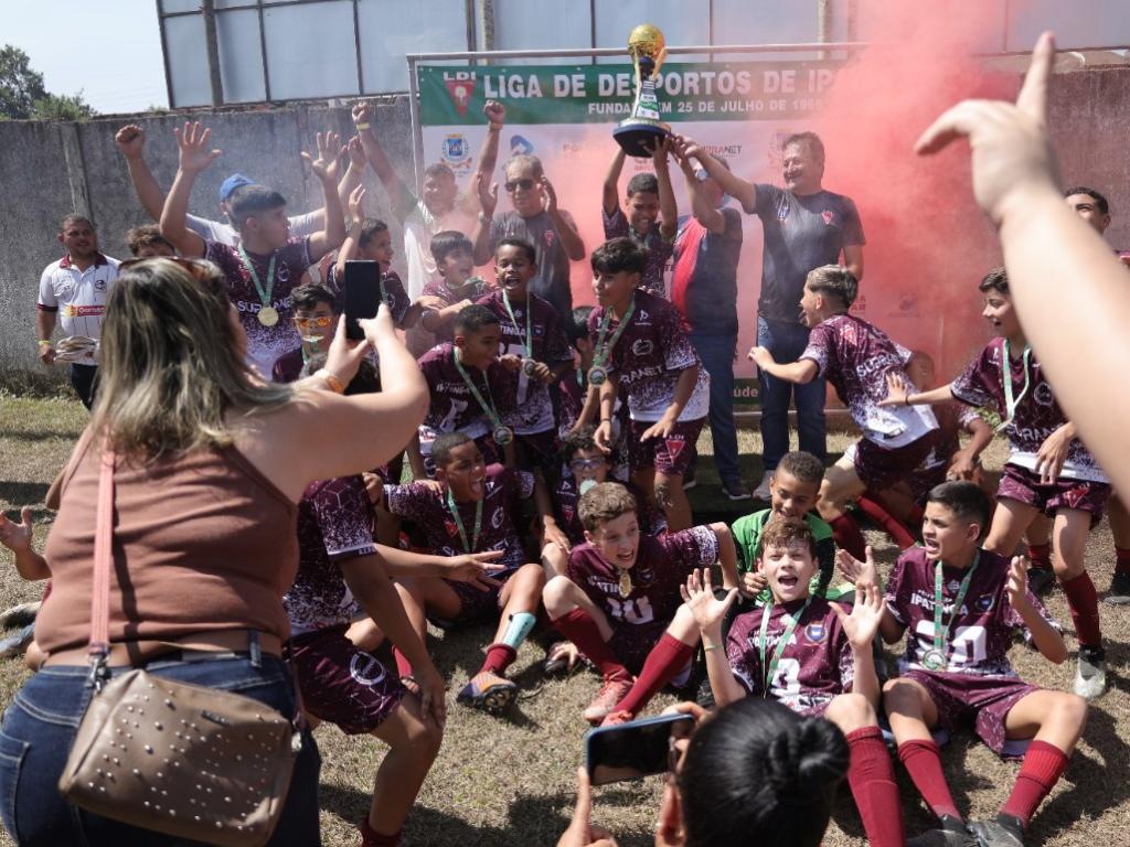 Os campeões fizeram a festa no campo do Canaã