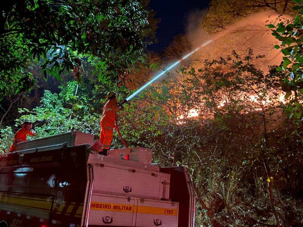 Foram utilizados cerca de 9 mil litros de água para controlar as chamas