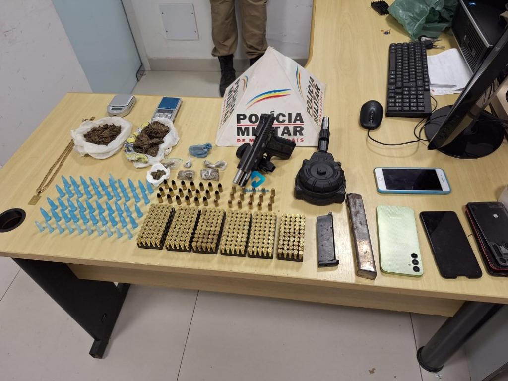 Drogas e armamento apreendidos pela PM
