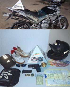 A motocicleta e os materiais apreendidos pela PM