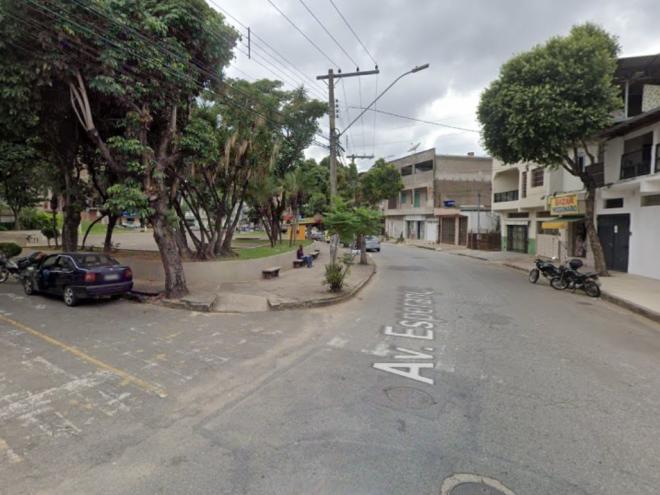 As facadas foram efetuadas na vítima que se encontrava nesta praça no bairro Esperança