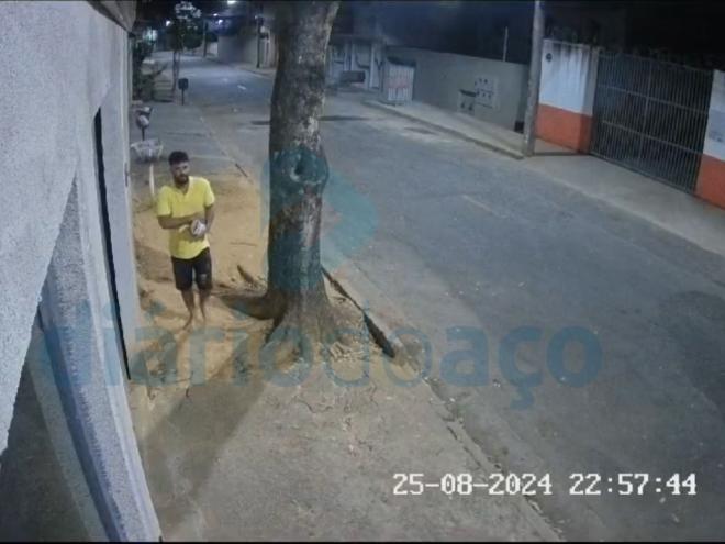 A passagem do acusado do crime foi registrada por câmeras de segurança e com as imagens a polícia tenta identificá-lo