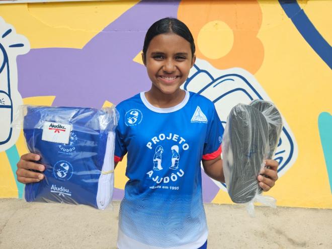 Os kits são compostos por uniformes completos, compostos por quimono, camisa e chinelos