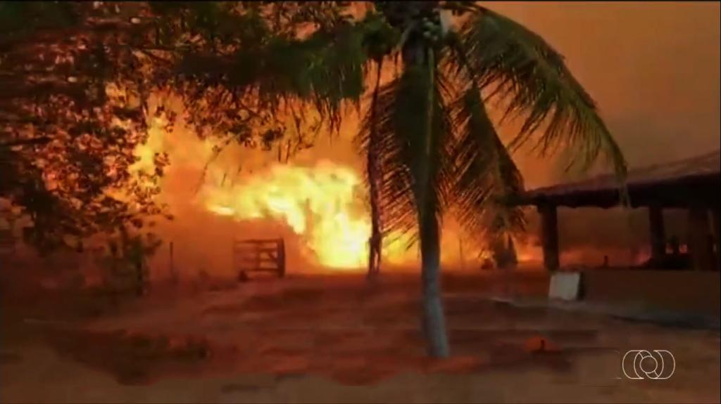 Incêndio deixou isolados moradores de uma propriedade rural, no Norte do Estado de São Paulo 