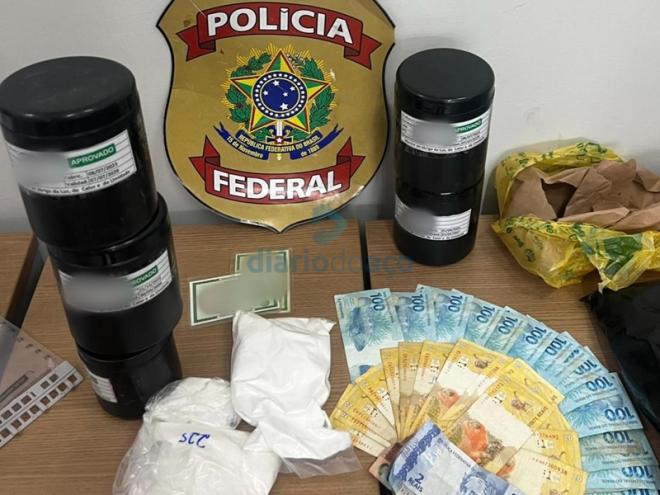 O material utilizado para desdobrar a cocaína, além de dinheiro e outros objetos apreendidos
