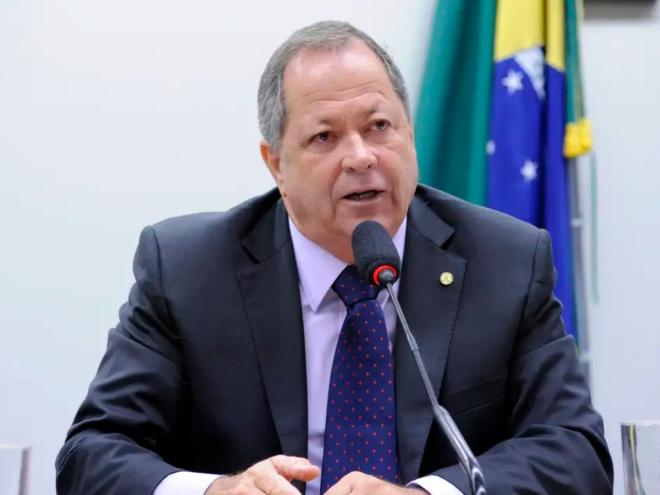 Foram 15 votos favoráveis, um contra e uma abstenção