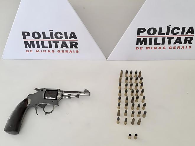A arma e a munição que foram apreendidas durante a vistoria na casa do suspeito
