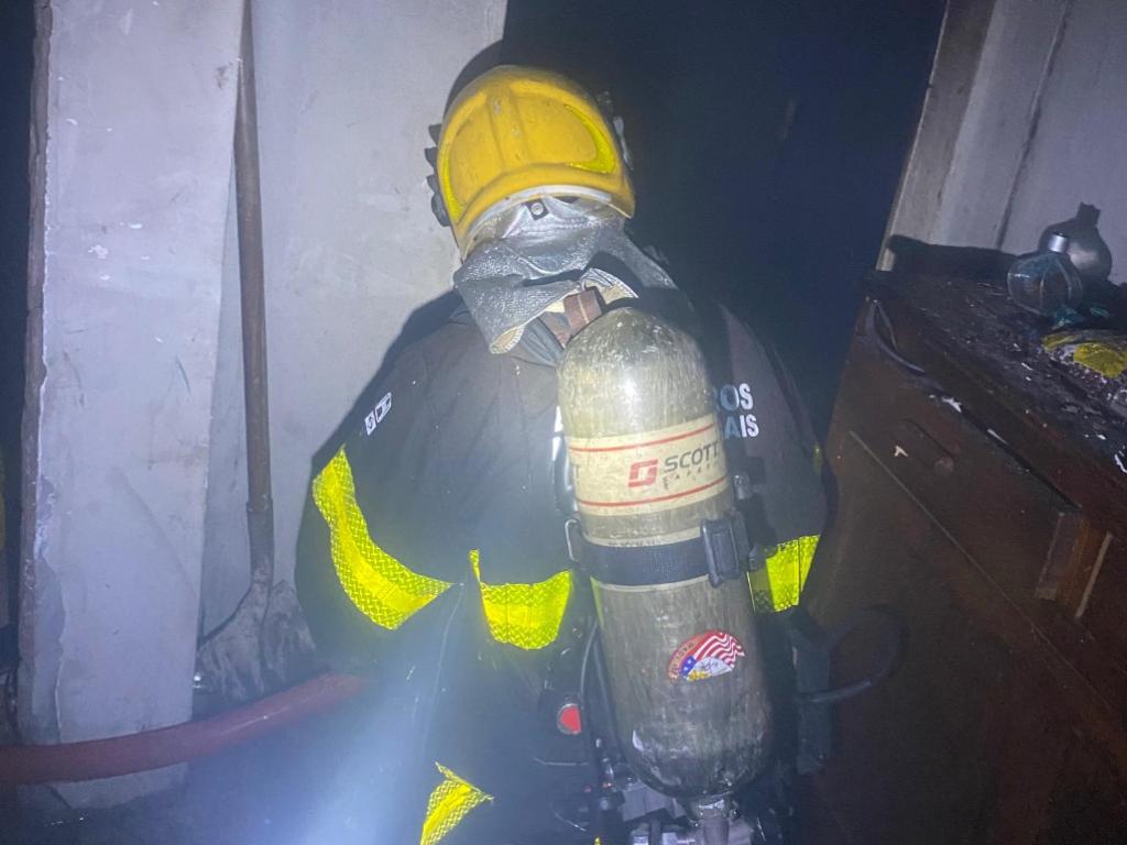 Bombeiro faz combate direto ao foco de incêndio residencial: não houve feridos, mas os danos materiais foram extensos 