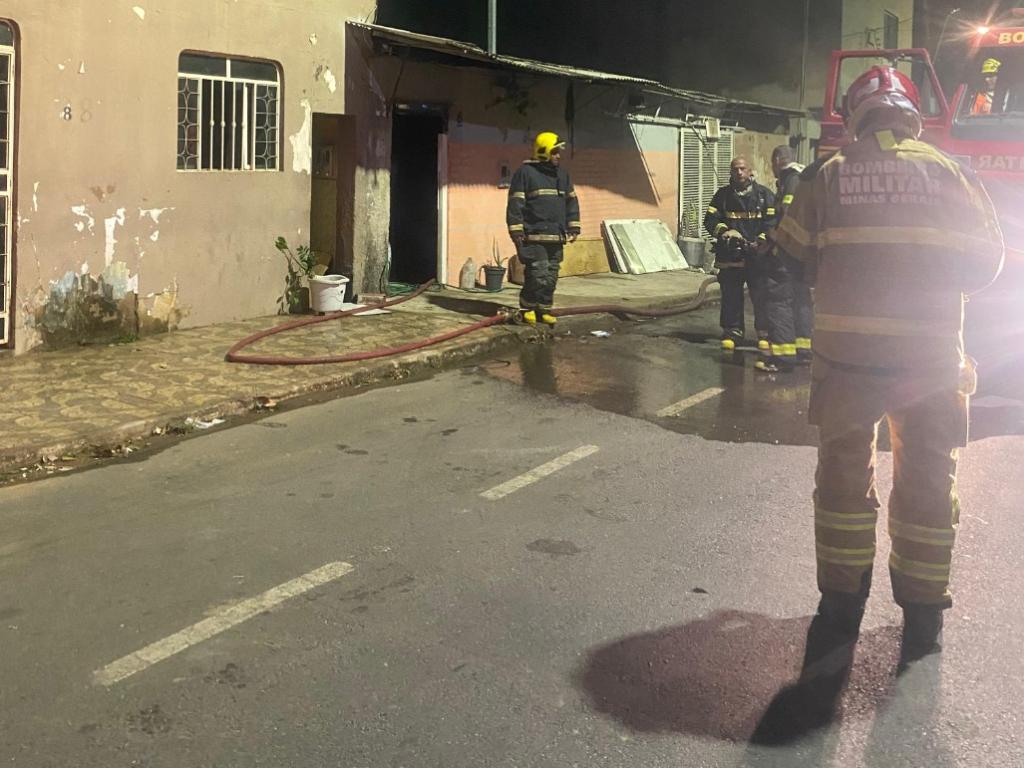 Equipes dos Bombeiros atuam no controle de incêndio em residencial no BJ 