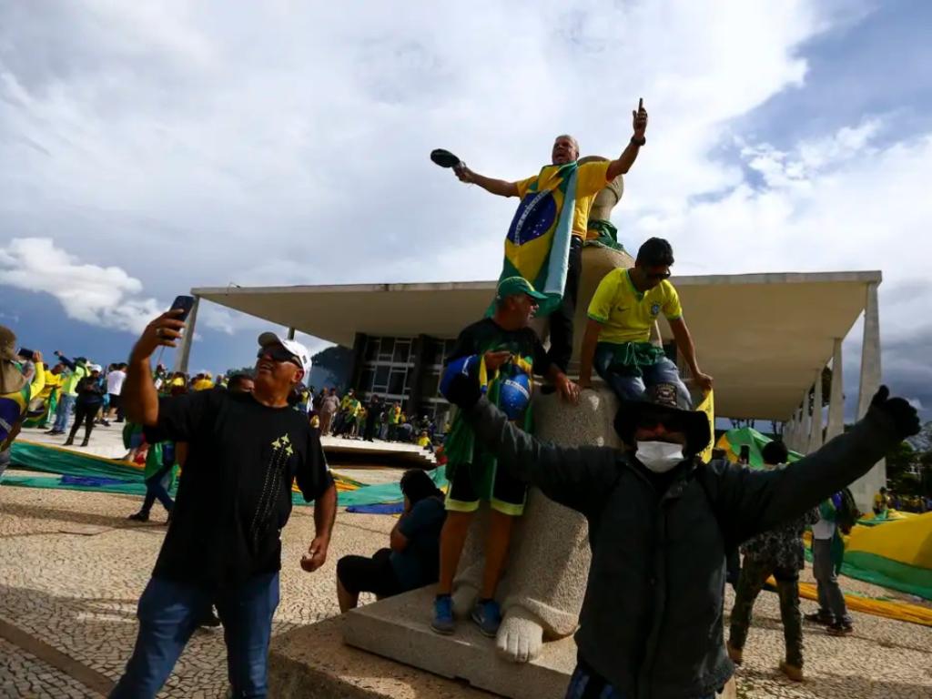 Mais de 1.400 pessoas são processadas por envolvimento no ato em que pediam que as Forças Armadas assumissem o comando do país