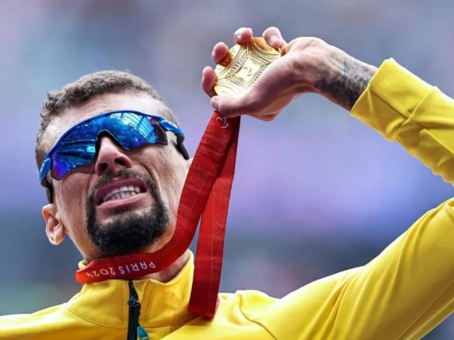 Júlio César Agripino com a medalha de ouro conquistada nos Jogos de Paris 