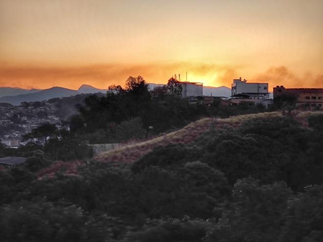 Fim da tarde de sábado (31/8):Sol se põe em meio a 