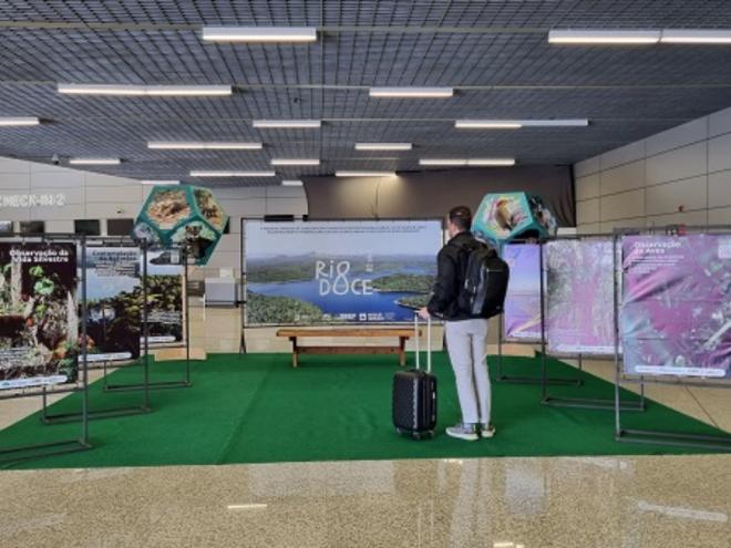 O saguão do aeroporto exibe informações e imagens sobre as riquezas naturais abrigadas no Perd