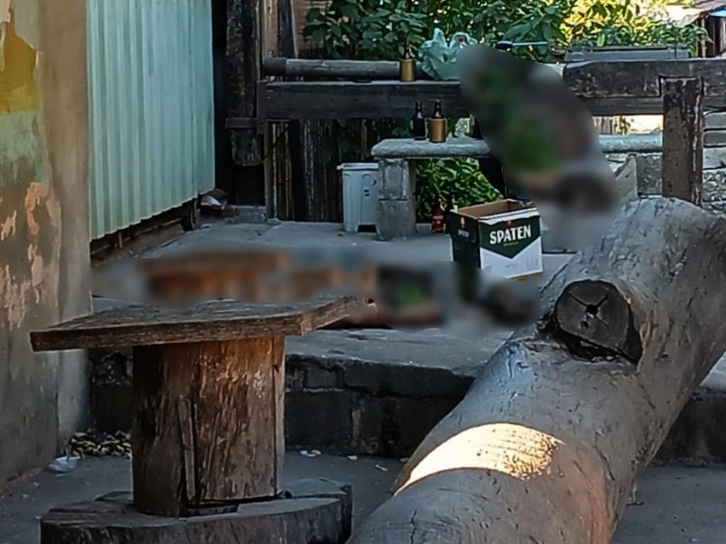 Os dois homens foram assassinados no bar, onde bebiam cerveja, na tarde deste sábado 