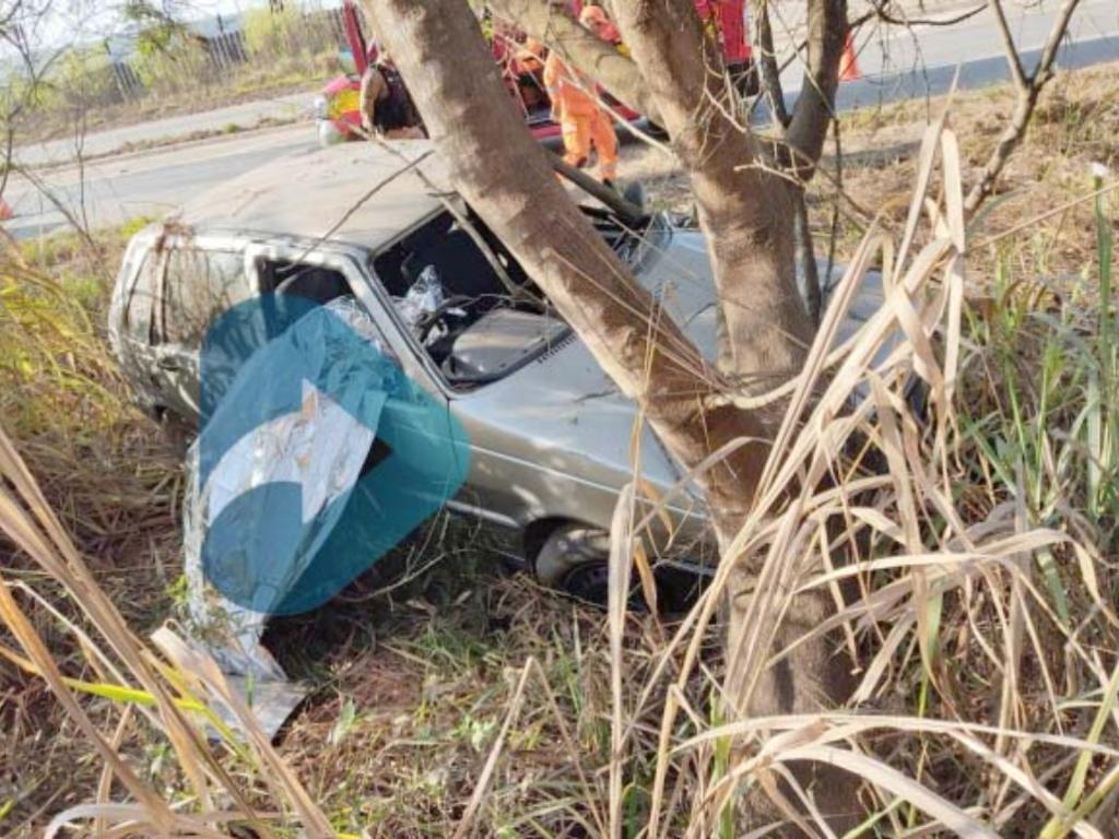 Quando o dia amanheceu, pessoas que passaram pelo local perceberam que era um acidente e encontraram o motorista morto, pendurado pela janela do carro 
