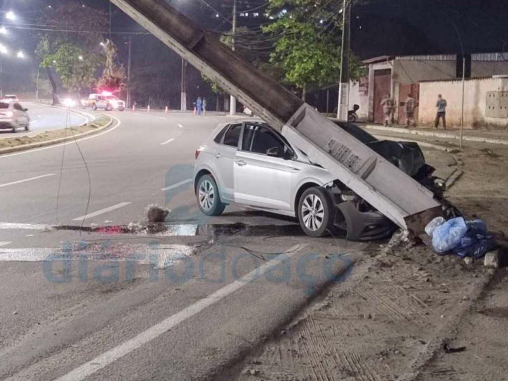 Condutor perdeu o controle em uma curva e atingiu o poste da rede elétrica 