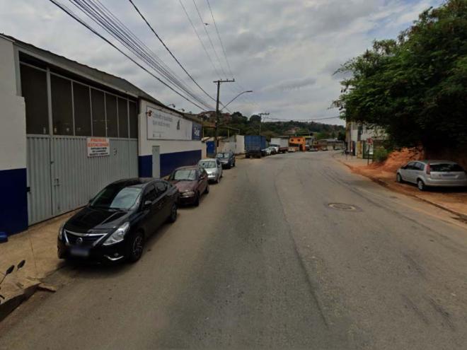 Vitima caminhava em direção a um supermercado, na Felipe dos Santos, quando foi rendida por assaltante, que foi preso depois de confessou: roubou para pagar o vício em crack 
