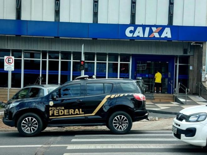 Foram presos em flagrante oito homens e cinco mulheres, no Rio Grande do Sul, pelos crimes de estelionato majorado, falsificação de documentos, uso de documento falso e associação criminosa