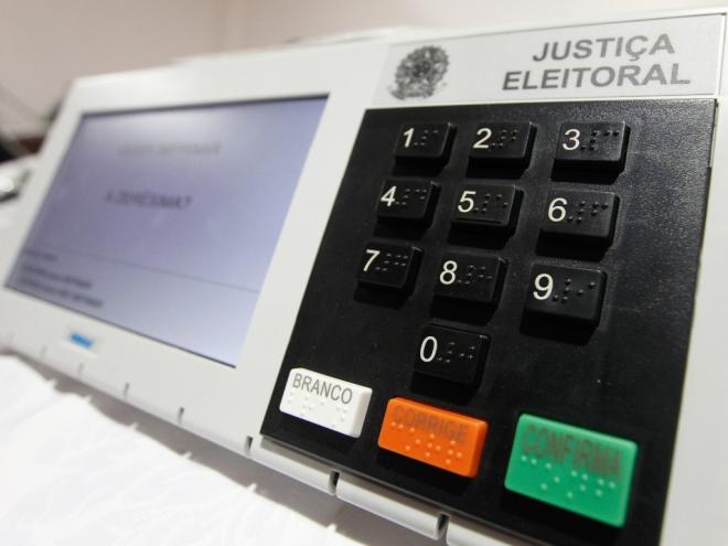 A anotação com os números dos candidatos é permitida pela Justiça Eleitoral
