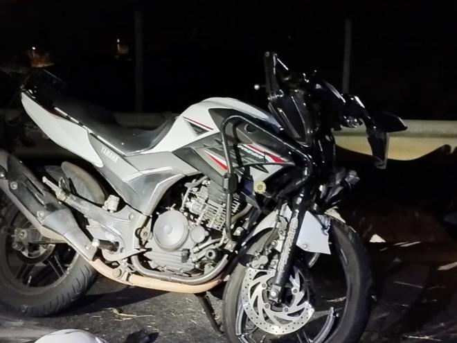 Motociclista conduzia essa Yamaha Fazer, quando bateu na traseira de outro veículo 