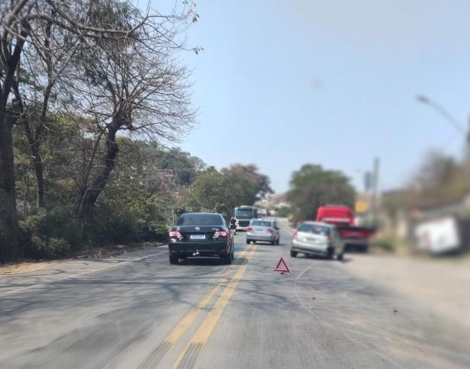 Carro está parado na pista sentido a Governador Valadares