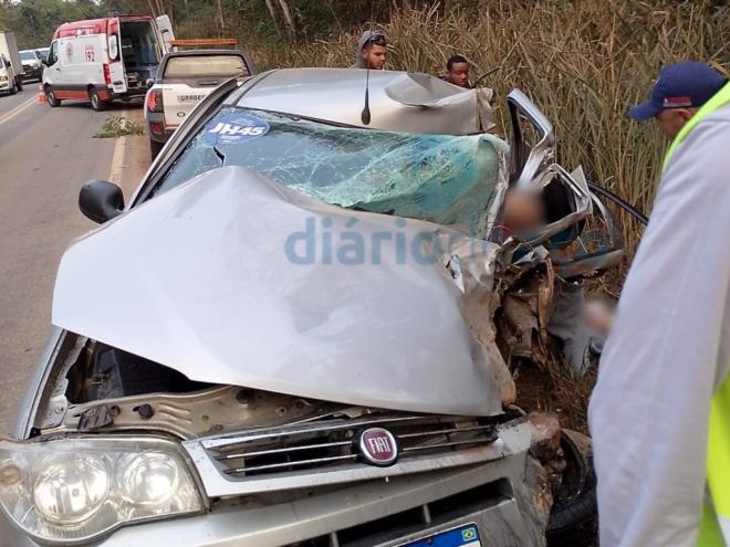 O carro após a colisão com a carreta ficou fora da pista com as vítimas que ocupavam o veículo