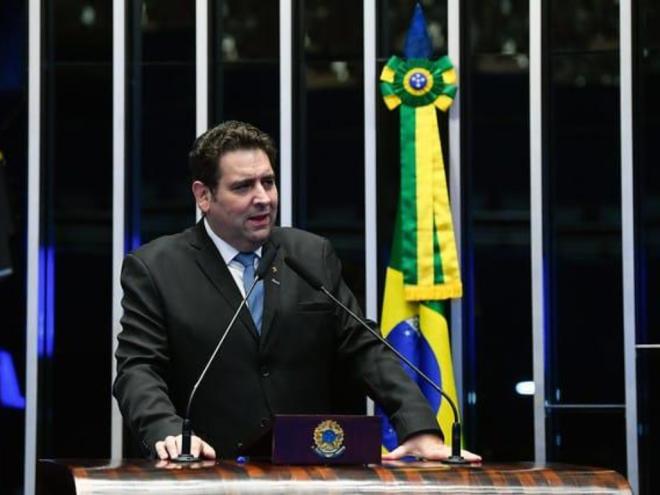 ''Nosso calendário de vacinação virou um queijo suíço (cheio de furos); É mais fácil perguntar quais vacinas estão disponíveis nos postos'', afirmou Marcos Vinicius