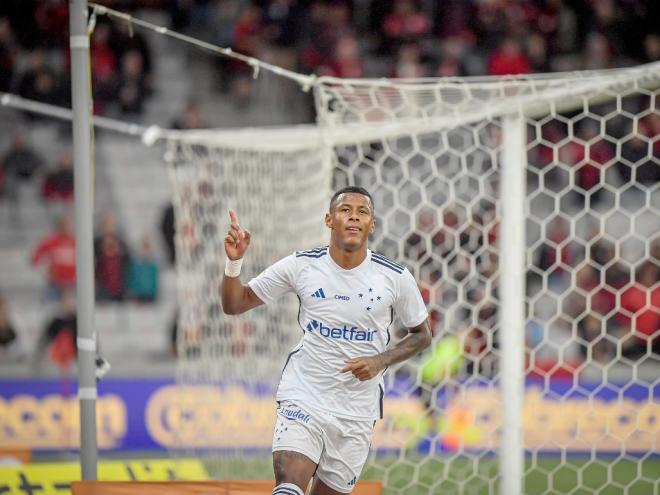 Atacante vai defender o time russo a partir deste mês