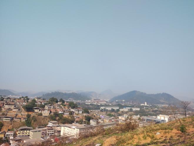 No último plano da imagem está o Pico do Ana Moura coberto pela cortina de fumaça