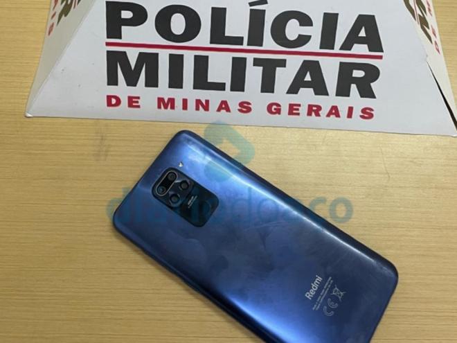 O celular furtado na drogaria foi encontrado em poder do indivíduo preso em flagrante
