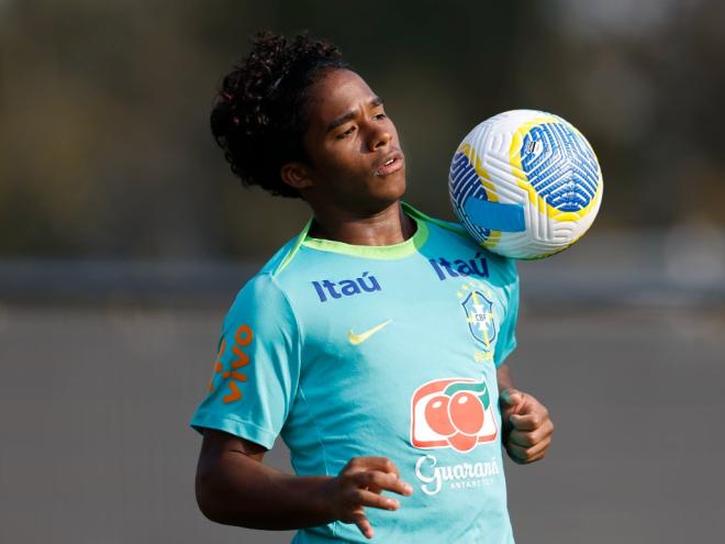 O jovem Endrick deve começar o jogo como titular no ataque
