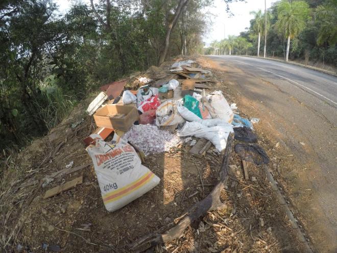 Animais mortos, resíduos de reformas de casas, móveis velhos e outros inservíveis foram jogados em área de preservação 