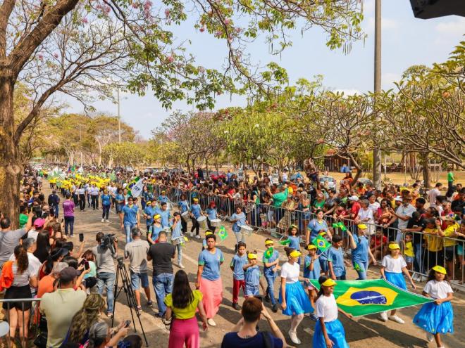 Populares acompanharam o tradicional desfile na manhã deste sábado