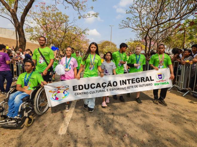 Desfile em Ipatinga reuniu diversas entidades