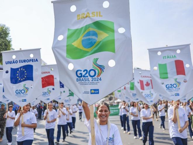 Estudantes levaram as bandeiras alusivas ao G20, que em 2024 está sob a presidência do Brasil 