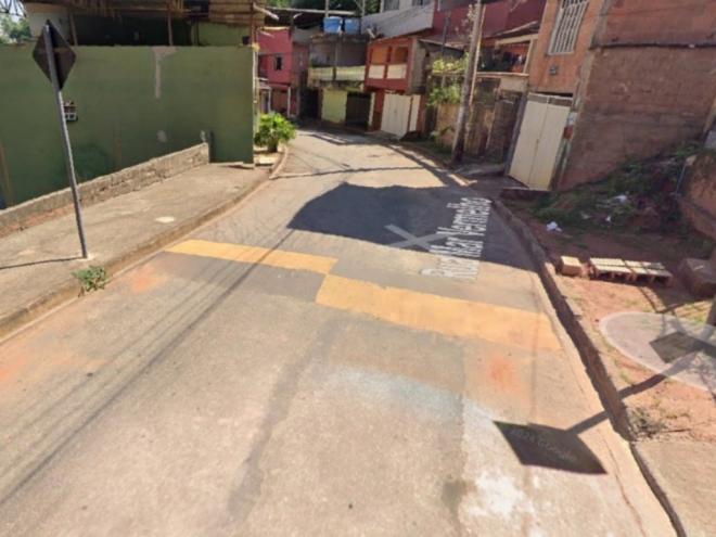 Suspeita teria pulado o muro para entrar na casa do ex-namorado e se vingar 