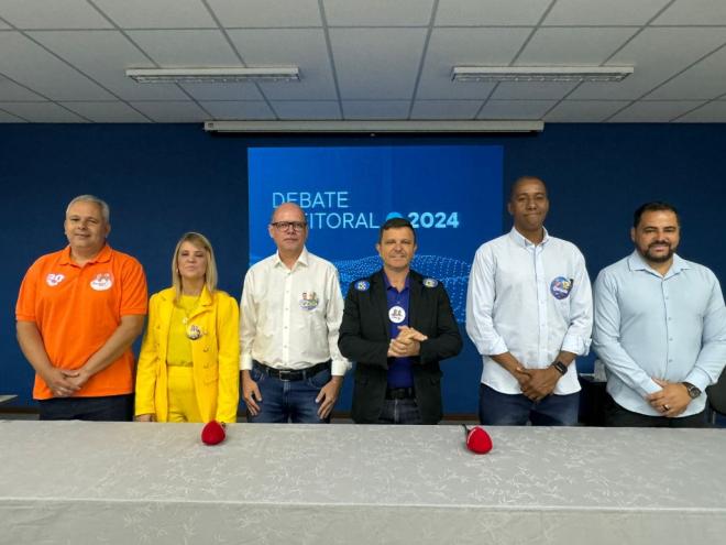 Os seis candidatos a prefeito se reuniram na manhã desta segunda-feira