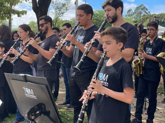A escola oferece formação em instrumentos musicais