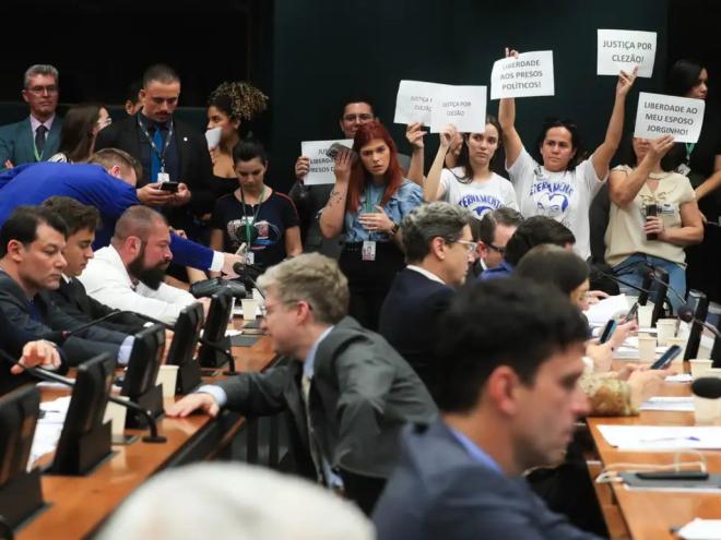 Parlamentares avançam na Câmara com projeto de anistia aos envolvidos no vandalismo em Brasília 
