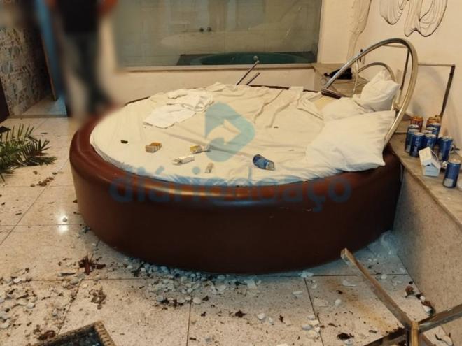 A suíte ficou toda revirada após a quebradeira no local durante a confusão na madrugada