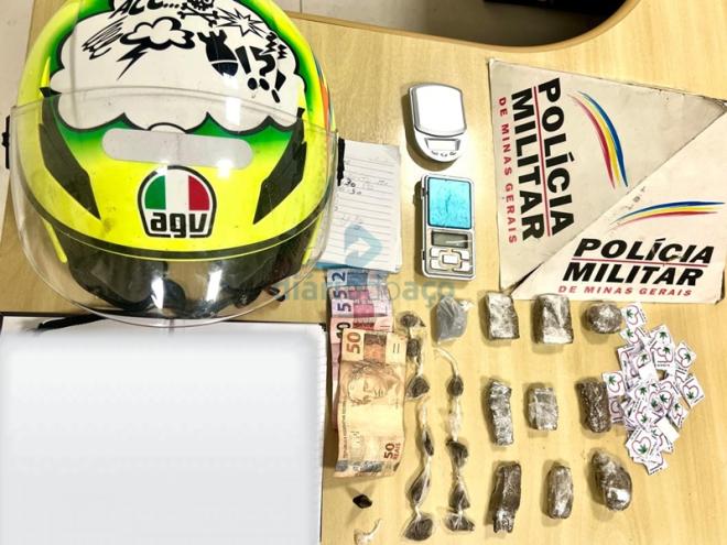 Entre os objetos apreendidos está o capaacete que havia sido furtado